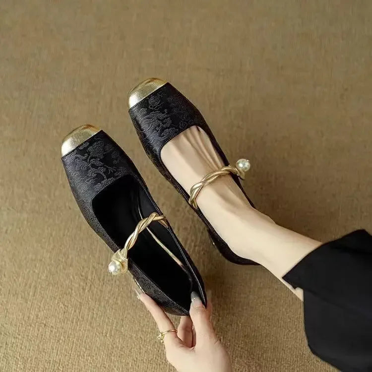 Sarah – Classic Strap Shoes with an Elegant Look