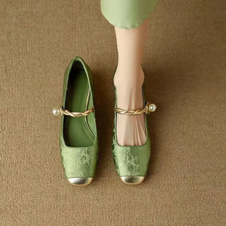 Sarah – Classic Strap Shoes with an Elegant Look