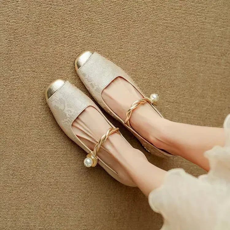 Sarah – Classic Strap Shoes with an Elegant Look