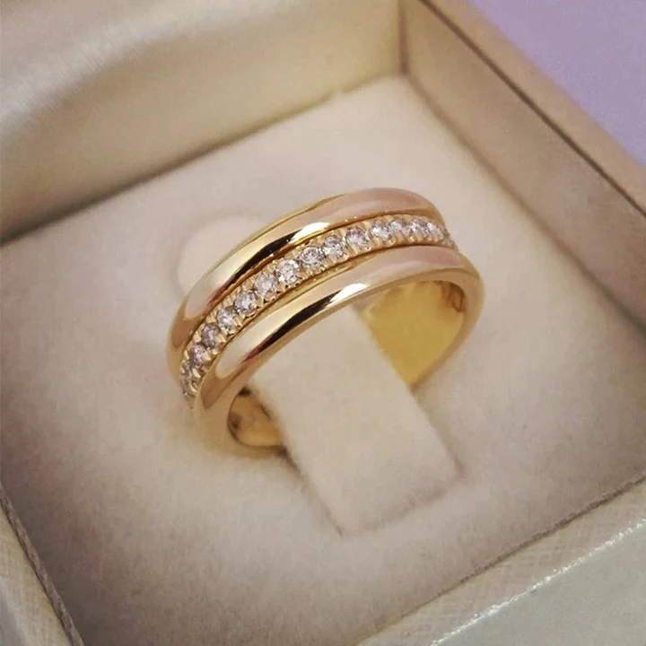 Sarah - Classic Vintage Ring Featuring Embedded Zirconia