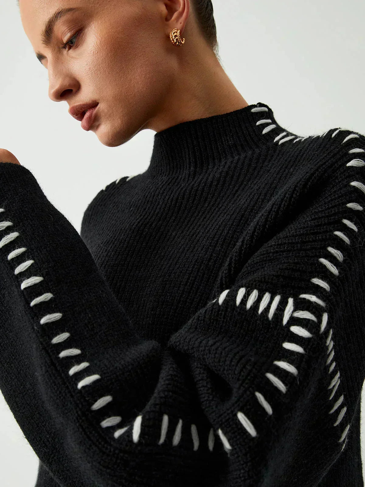 Nina ribstrikket sweater med høj hals fra Elsebeth København, styling med jeans