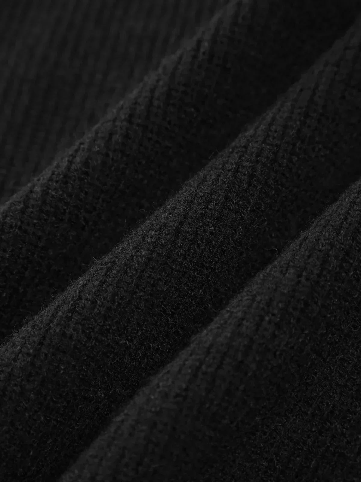 Nina ribstrikket sweater med høj hals fra Elsebeth København, detalje af strikken
