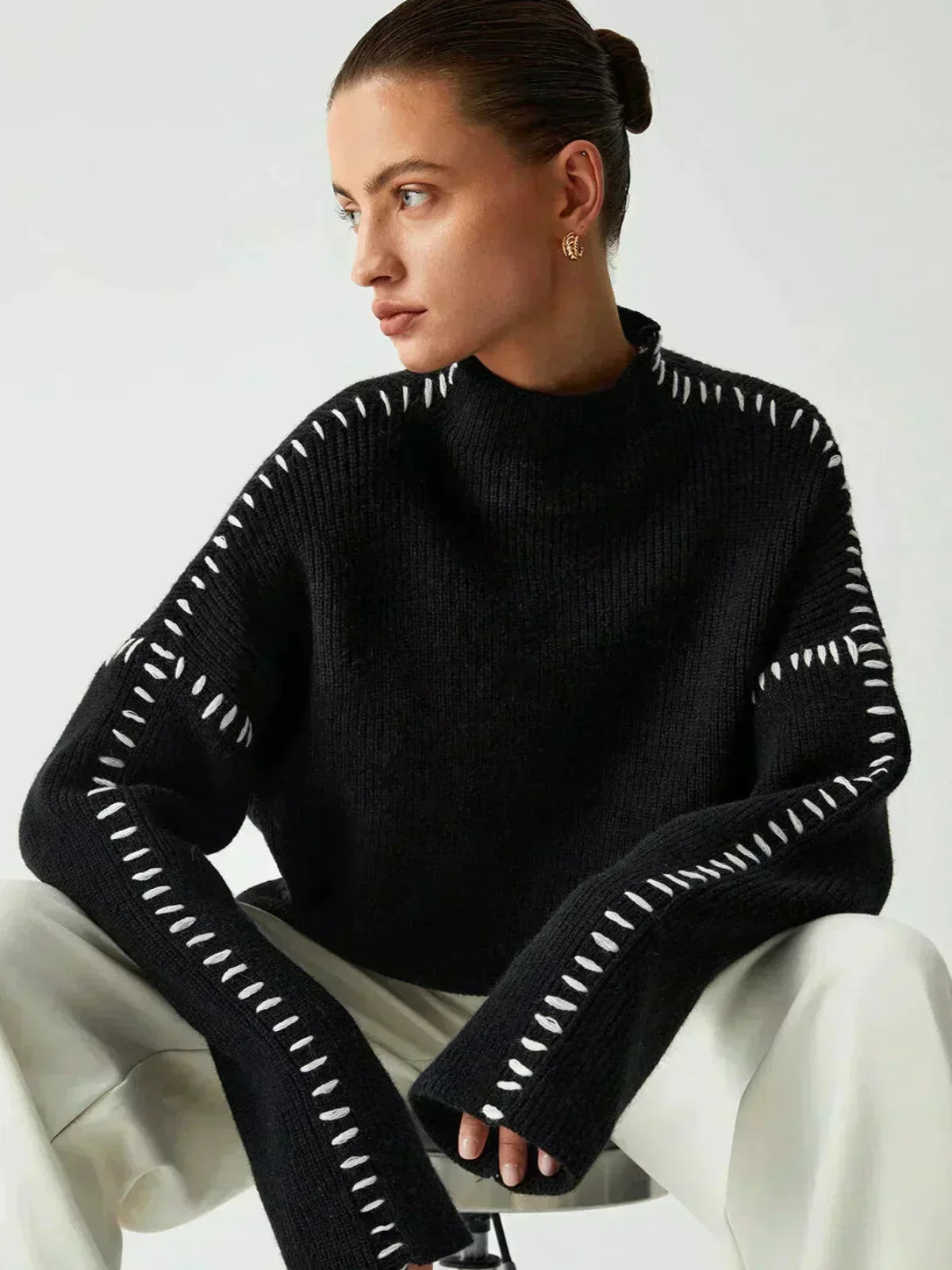 Nina ribstrikket sweater med høj hals fra Elsebeth København, set fra siden