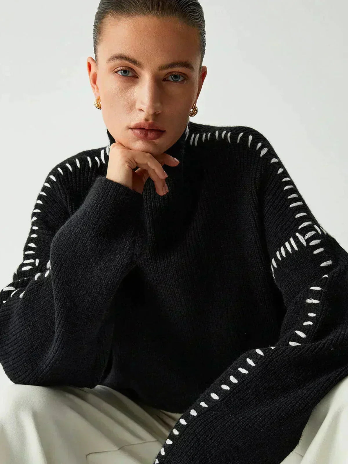 Nina ribstrikket sweater med høj hals fra Elsebeth København, nærbillede af halsen